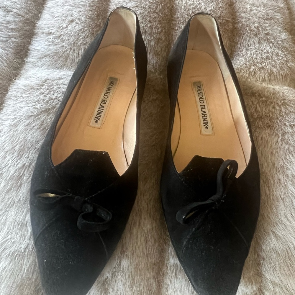 Manolo Blahnik Elegant Black Flats with Bow